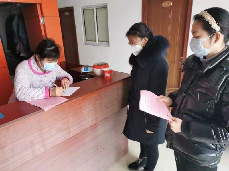 發(fā)放《致經(jīng)營戶的一封信》.jpg 發(fā)放《致經(jīng)營戶的一封信》.jpg